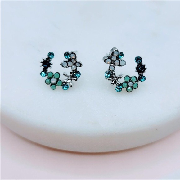 Petite Multi Color Crystal Flowers Blue Stud Earrings NEW - Picture 10 of 10